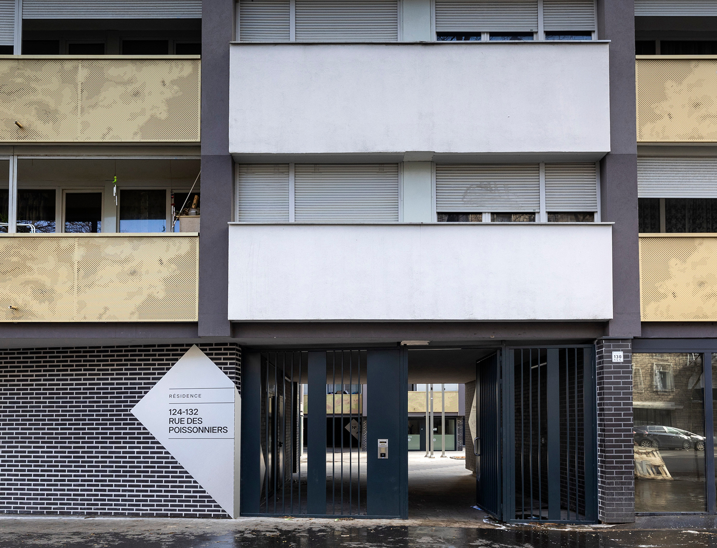 Création de signalétique sur mesure à l’entrée d’une résidence parisienne avec pose de plaque et lettrage design