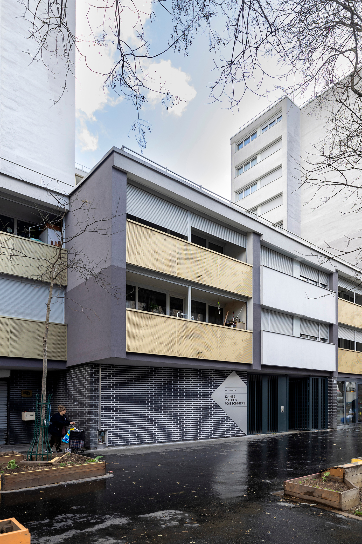 Signalétique d’entrée de résidence à Paris réalisée sur mesure avec graphisme contemporain et lettrage architectural