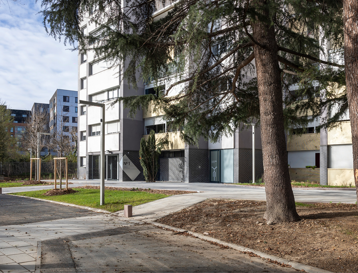 Signalétique intérieure sur mesure dans une résidence parisienne arborée avec intégration paysagère et design graphique moderne