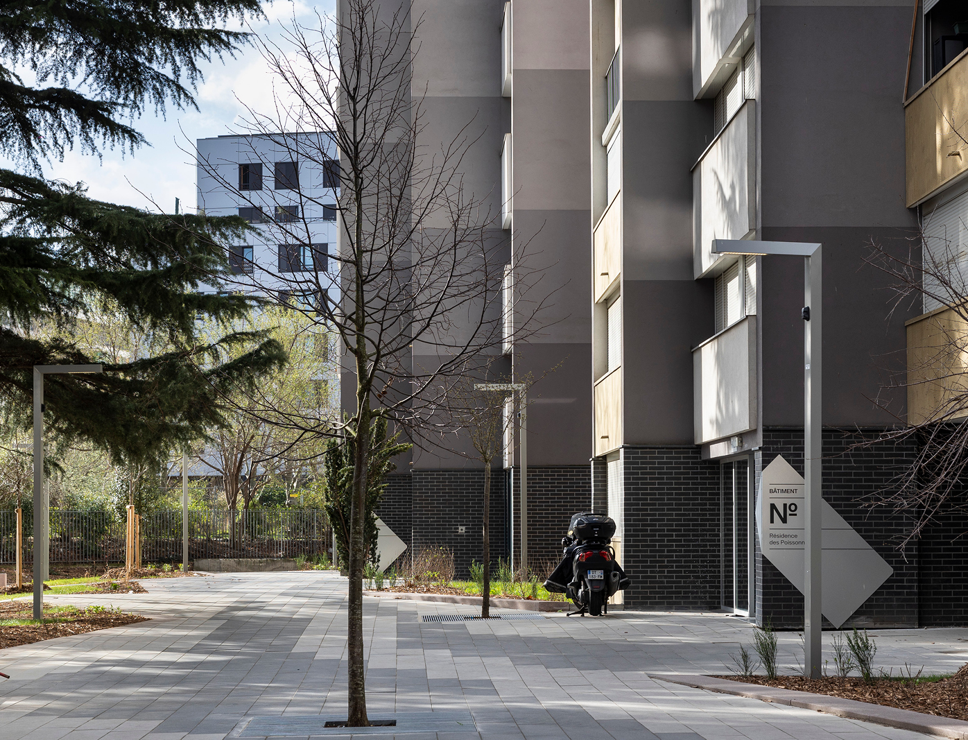 Signalétique intérieure sur mesure dans une résidence parisienne avec intégration paysagère et design graphique contemporain.