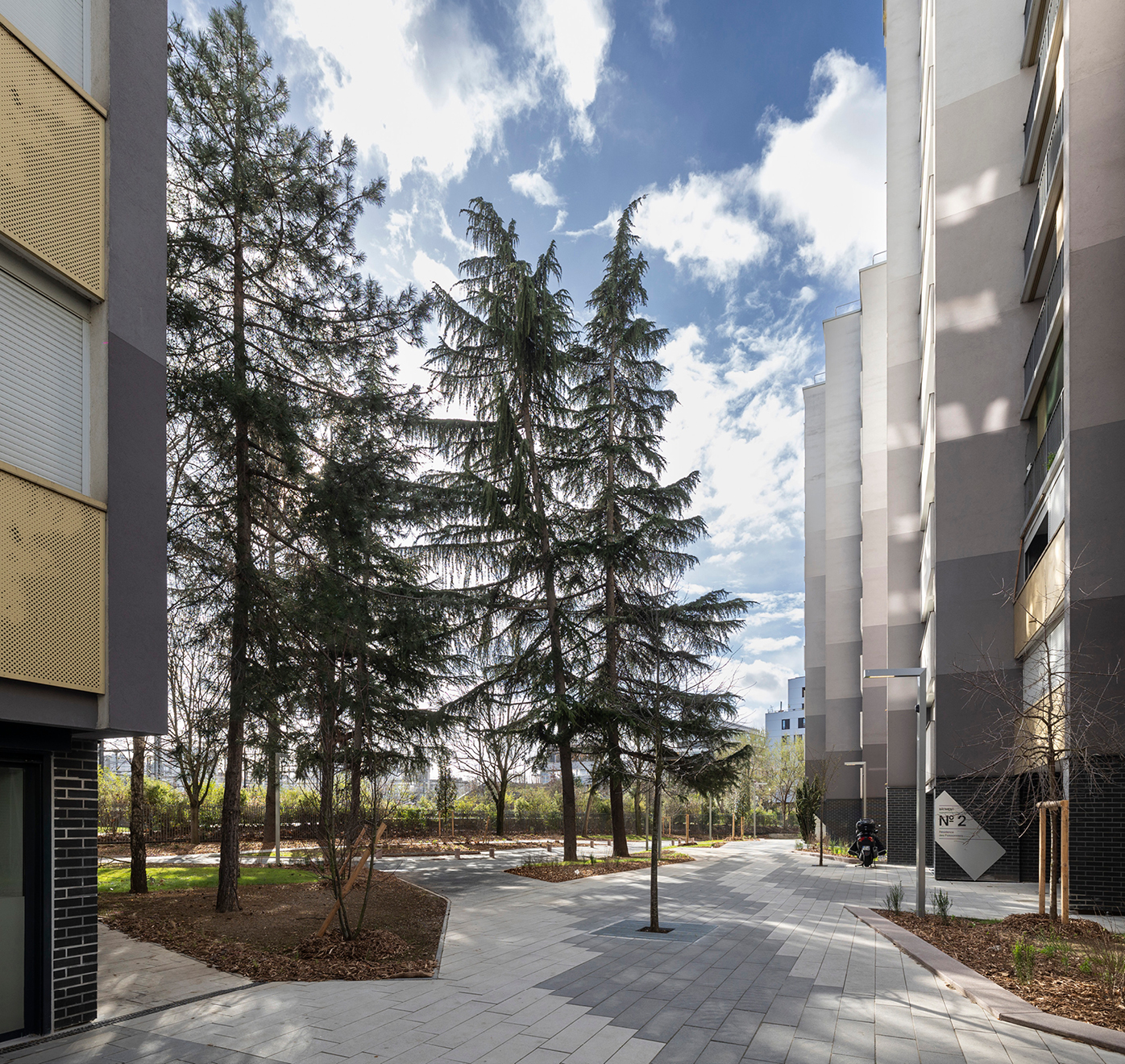 Signalétique intérieure moderne et sur mesure dans une résidence parisienne arborée, intégrée dans le hall et les espaces communs.