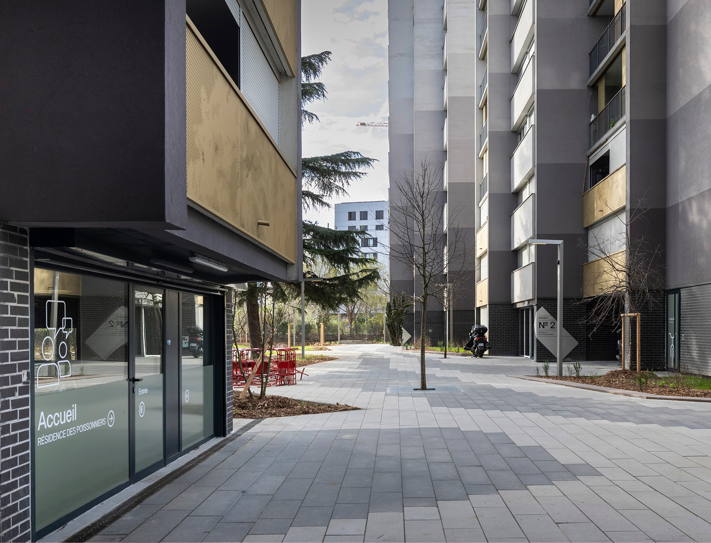 Signalétique intérieure sur mesure dans le hall d’une résidence parisienne arborée avec design graphique contemporain.