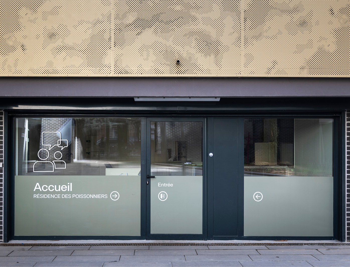 Signalétique adhésive intérieure sur mesure dans une résidence parisienne arborée avec design graphique contemporain