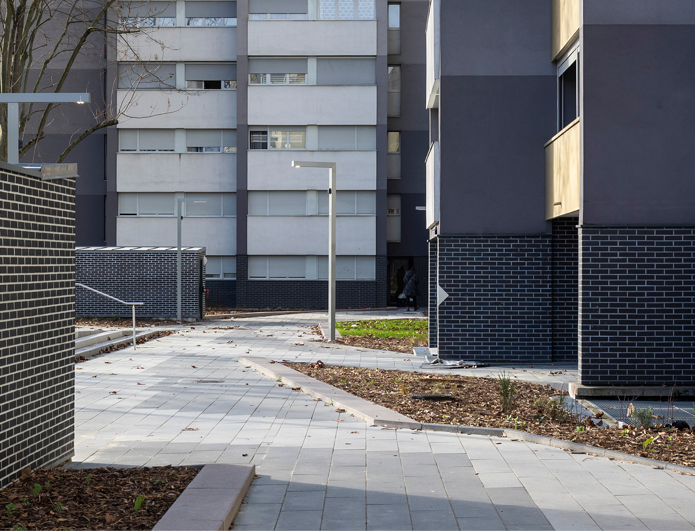 Détail de signalétique intérieure sur mesure dans une résidence parisienne arborée, mettant en avant design graphique et lisibilité.