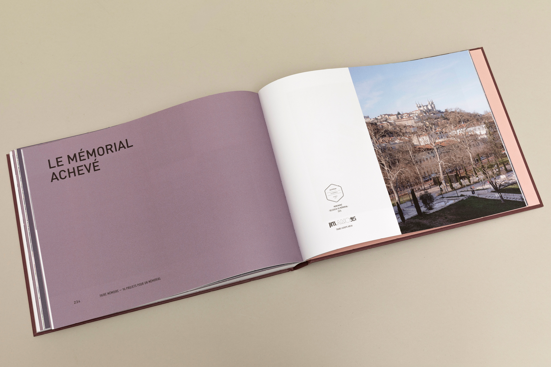 Double page du livre Faire mémoire avec le mémorial achevé à Lyon, conception graphique et mise en page éditoriale