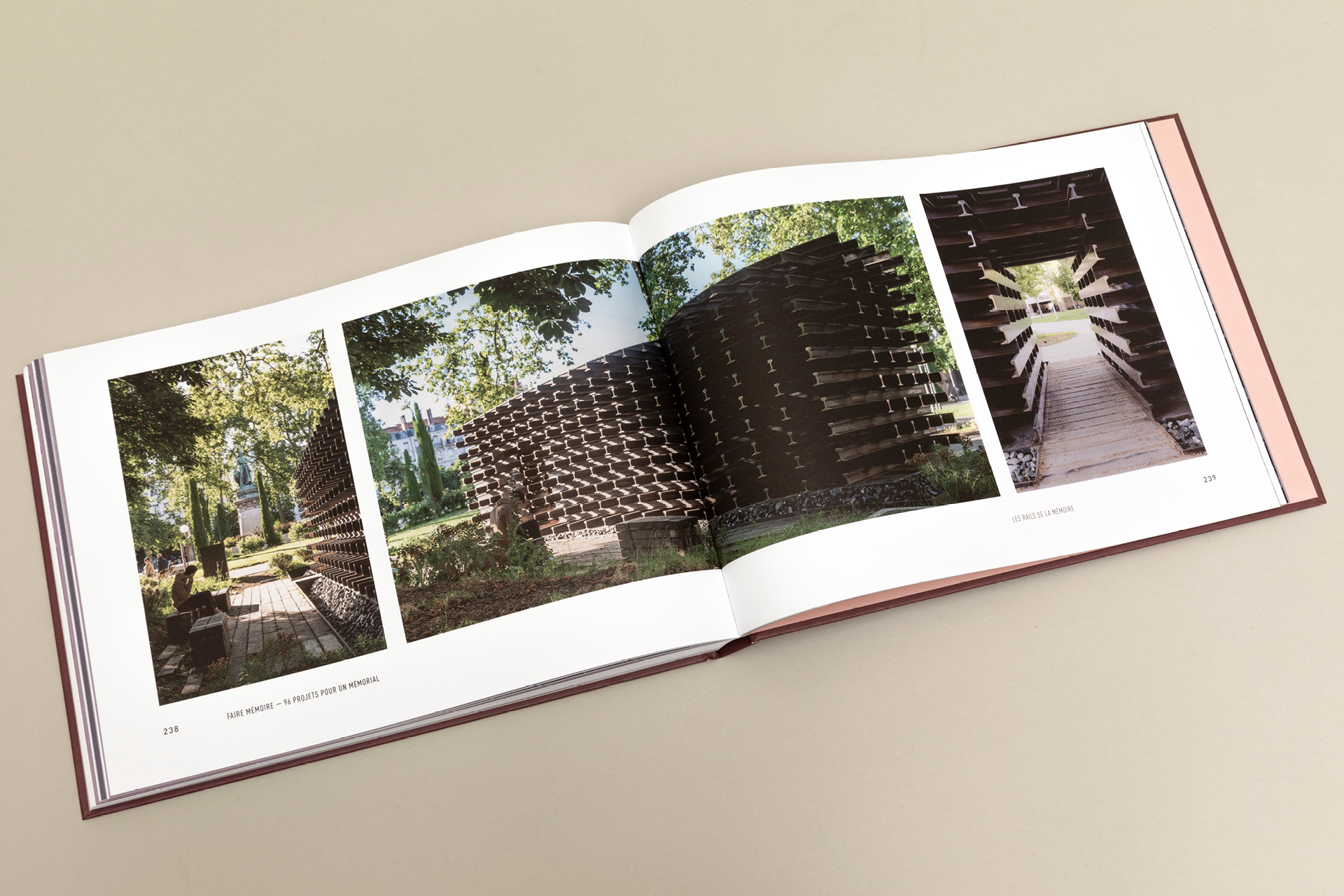 Double page photographique du livre Faire mémoire sur le Mémorial de la Shoah à Lyon, graphisme éditorial