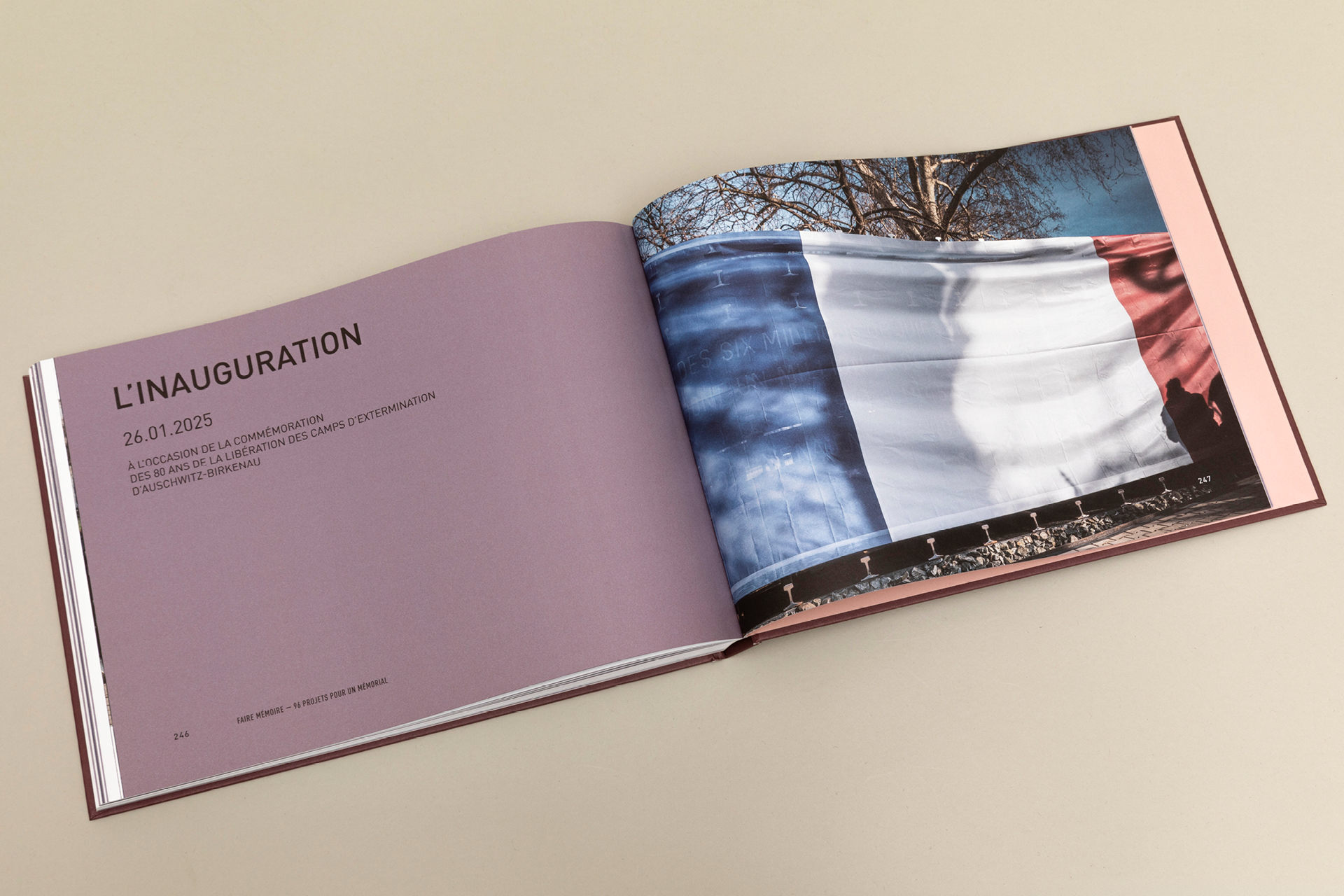 Double page du livre Faire mémoire consacrée à l’inauguration du Mémorial de la Shoah à Lyon, graphisme éditorial