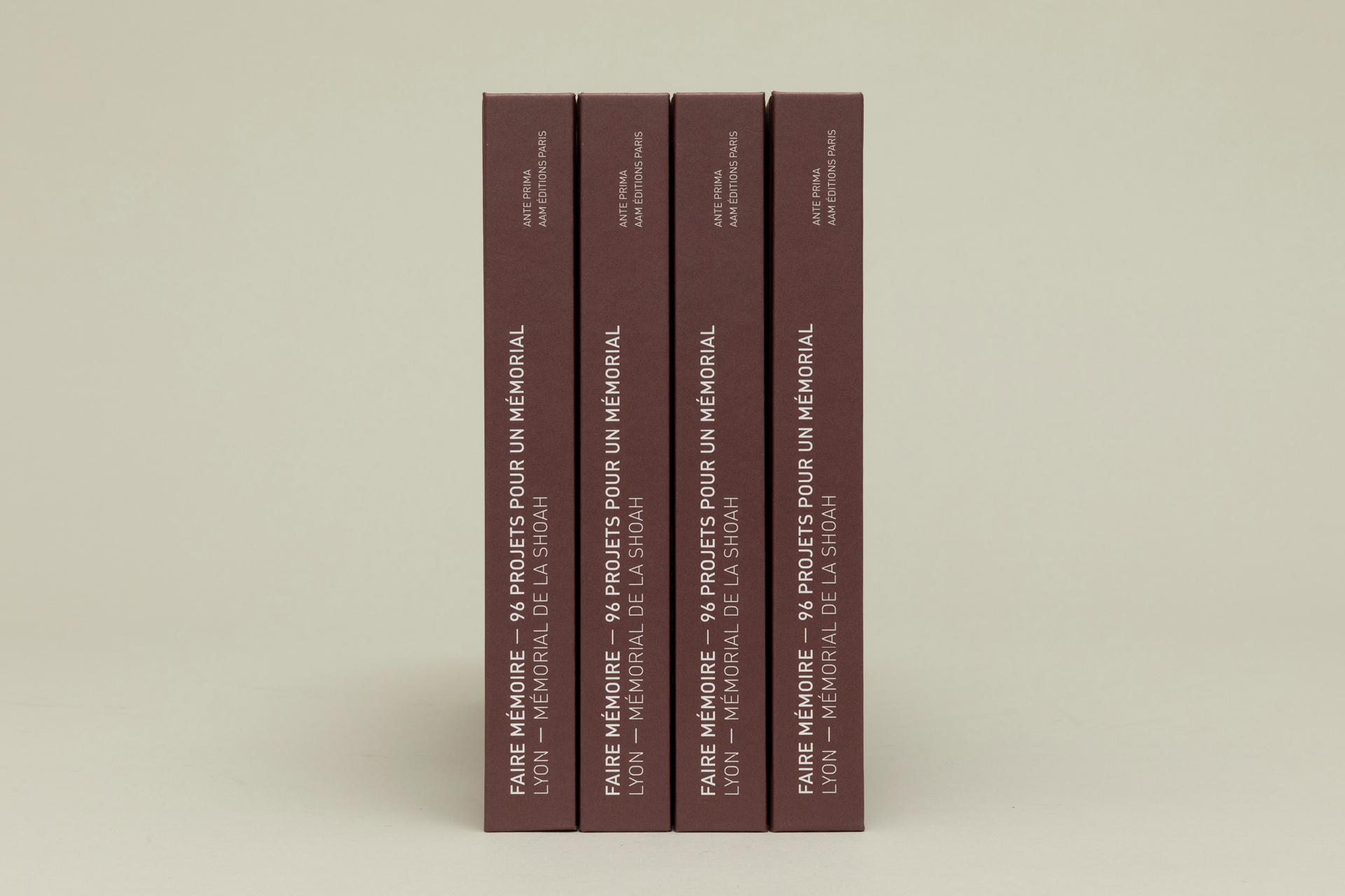 Quatre livres Faire mémoire consacré au Mémorial de la Shoah à Lyon, création graphique et éditoriale