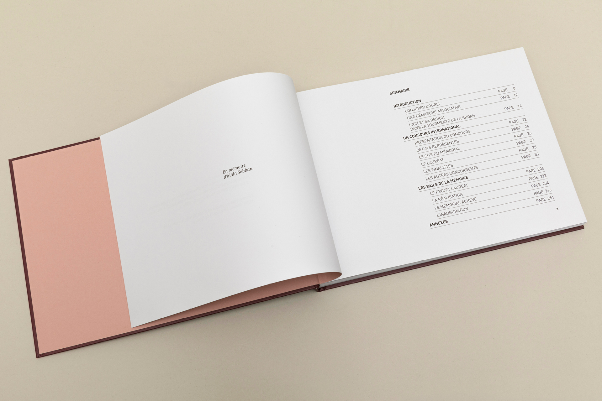 Mise en page intérieure du livre Faire mémoire sur le Mémorial de la Shoah à Lyon, graphisme éditorial et typographie
