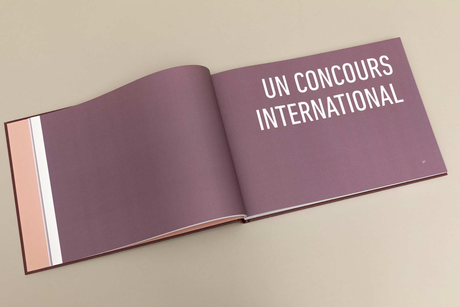 Double page du livre Faire mémoire sur le Mémorial de la Shoah à Lyon, graphisme éditorial et mise en page typographique