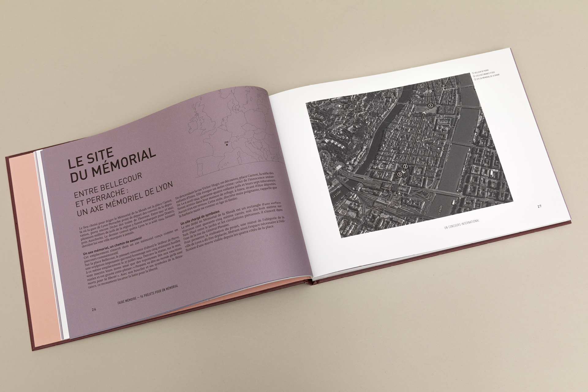 Double page du livre Faire mémoire sur le site du Mémorial de la Shoah à Lyon, graphisme éditorial et mise en page