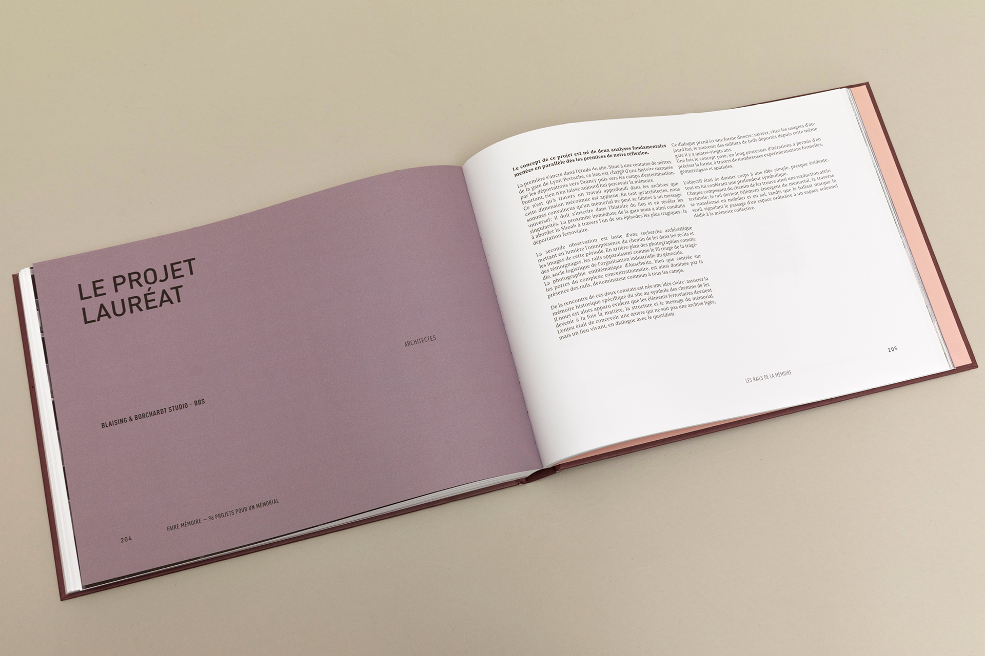 Mise en page du projet lauréat dans le livre Faire mémoire sur le Mémorial de la Shoah à Lyon, graphisme éditorial