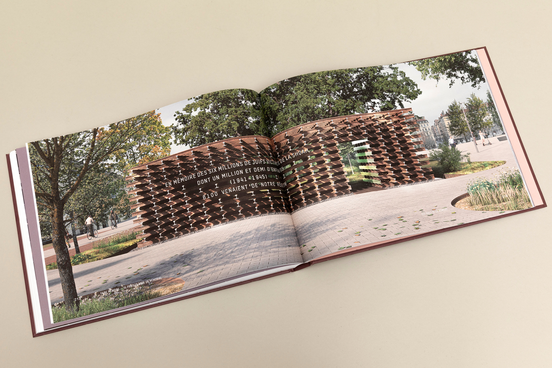 Double page du livre Faire mémoire avec photographie du projet de Mémorial de la Shoah à Lyon, graphisme éditorial